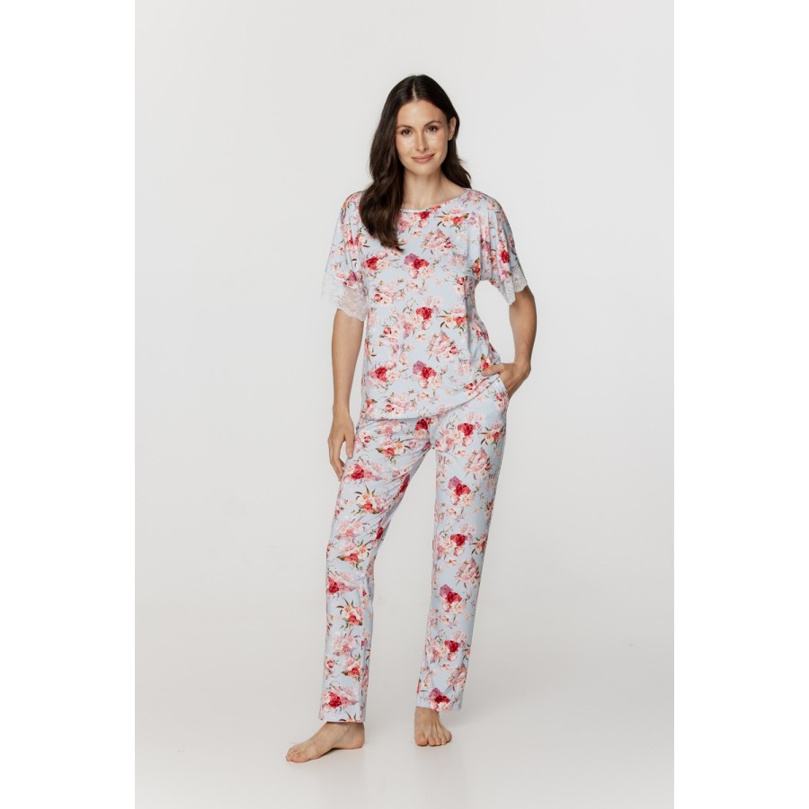 Detalle del estampado floral en pijama de micromodal azul